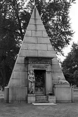 250px-PyramidMGraceland