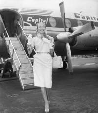 PHOTO - CHICAGO - MIDWAY AIRPORT - ACTRESS CONTANCE BENETTE ARRIVING FOR A PLAY AND SMOKING AS SHE LEAVES PLANE - LOVE THE ATMOSPHERE OF THIS IMAGE - 1958