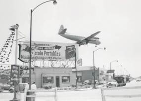 photo-chicago-midway-airport-plane-approaching-for-landing-mobilgas-sign-motorola-portables-billboard-1955